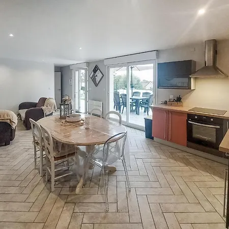 2 Bedroom Gorgeous In בית נופש Carly